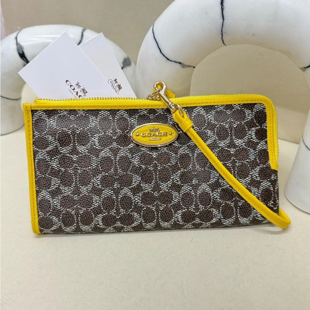(new+tag) Coach signature monogram zippy wristlet wallet - fits iPhone Pro Max